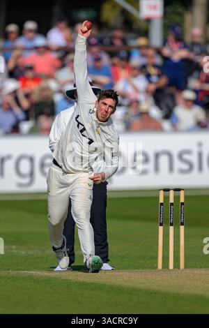 Chelmsford, Regno Unito. 4 aprile 2025. Ambassador Cruise Line Ground, Chelmsford 04 aprile 2025 Dan Lawrence ( 28 Surrey County Cricket Club ) bowling durante il primo giorno della partita del campionato della contea di Rothesay tra Essex County Cricket Club vs Surrey County Cricket Club presso Ambassador Cruise Line Ground a Chelmsford, Inghilterra (Keeran Marquis/SPP) credito: SPP Sport Press Photo. /Alamy Live News Foto Stock