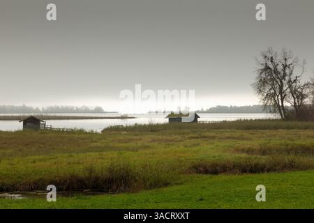 Boathouse sul lago Chiemsee in una giornata nebbiosa Foto Stock