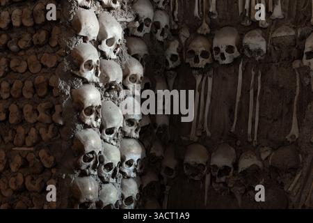 La Cappella delle ossa (Capela dos Ossos) a Evora, Portogallo Foto Stock