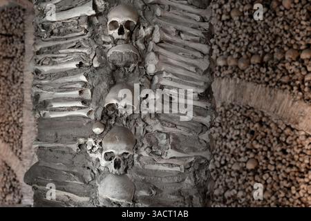 La Cappella delle ossa (Capela dos Ossos) a Evora, Portogallo Foto Stock