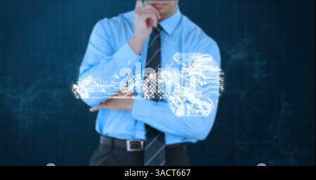 Uomo d'affari in camicia blu che contempla il concetto di tecnologia di cloud computing digitale Foto Stock