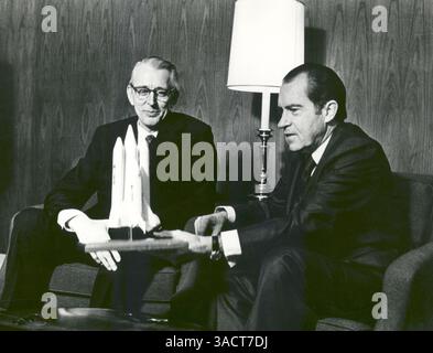 5 gennaio 2012 - San Clemente, California, Stati Uniti - FILE - il 5 gennaio 1972, il presidente degli Stati Uniti RICHARD M. NIXON e il Dr. JAMES C. FLETCHER, amministratore della NASA, hanno discusso il veicolo Space Shuttle proposto a San Clemente, California. Il Presidente annunciò quel giorno che gli Stati Uniti avrebbero dovuto procedere immediatamente allo sviluppo di un tipo completamente nuovo di sistema di trasporto spaziale progettato per aiutare a trasformare la frontiera spaziale in un territorio familiare. . (Immagine di credito: © NASA/ZUMAPRESS.com) Foto Stock