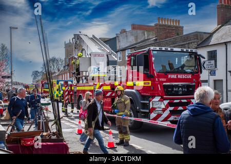 South St. Bripdort chiuso da un potenziale suicidio che minaccia di saltare da un tetto. I servizi di emergenza Dorset assistono in massa. Sabato 29 marzo 2025. Foto Stock