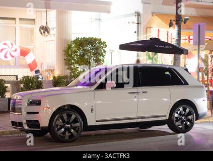 Miami, Florida, USA - 06 dicembre 2024: Rolls Royce Cullinan 2019 crossover. Auto di lusso Rolls Royce Cullinan. Auto della Rolls Royce Cullinan bianca Foto Stock