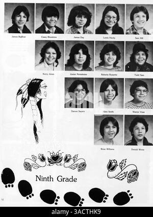 L'annuario "Chimigezi Winage" del 1983 della Heart of the Earth Survival School cattura i momenti dell'anno accademico 1982-1983, con una forte enfasi sull'educazione alla sopravvivenza e sulla cultura indigena. Foto Stock