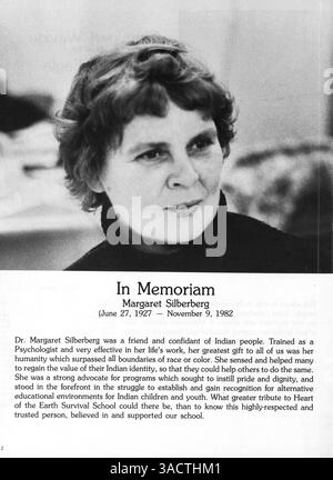 "Chimigezi Winage", l'annuario del 1983 di Heart of the Earth Survival School, mette in evidenza gli studenti, gli insegnanti e i momenti importanti dell'anno accademico 1982-1983, concentrandosi sull'educazione alla sopravvivenza e sulla cultura indigena. Foto Stock
