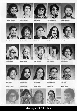 "Chimigezi Winage", l'annuario del 1983 per Heart of the Earth Survival School, presenta studenti, insegnanti e momenti significativi dell'anno accademico 1982-1983, sottolineando l'educazione alla sopravvivenza e le tradizioni culturali. Foto Stock