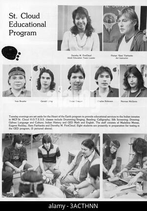 Questo annuario del 1983 dalla Heart of the Earth Survival School registra i momenti chiave dell'anno accademico 1982-1983, tra cui attività degli studenti, contributi del personale ed eventi scolastici. Foto Stock