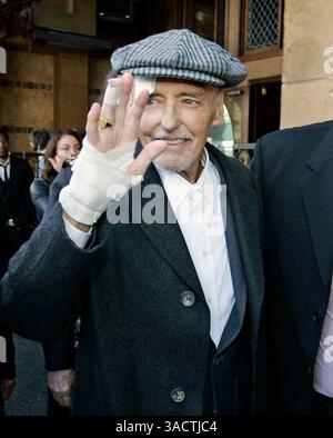 26 marzo 2010 - Hollywood - DENNIS HOPPER, malato terminale di cancro alla prostata, lascia una cerimonia in cui gli è stata assegnata una stella sulla Hollywood Walk of Fame. Questa fu l'ultima apparizione pubblica di Hopper. (Immagine di credito: © Jonathan Alcorn via ZUMA Wire) Foto Stock