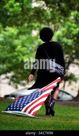 5 gennaio 2012 - Charlotte, NC, USA - Ashley Williams trascina una bandiera americana sul Marshall Park lunedì 1 maggio 2017 a Charlotte, N.C. prima di un giorno di raduno della resistenza. Questo giorno di resistenza doveva essere un giorno per alzare la voce di tutti coloro che sono emarginati e non vengono ascoltati dalla città, dallo stato e dai leader nazionali. (Immagine di credito: © Jeff Siner/TNS tramite filo ZUMA) Foto Stock