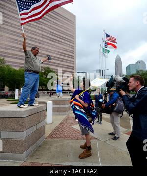 5 gennaio 2012 - Charlotte, NC, USA - Flip Benham, sinistra, e un manifestante, centro, parlano fuori dal Charlotte-Mecklenburg Government Center lunedì 1 maggio 2017 a Charlotte, N.C. il manifestante stava partecipando a una giornata di marcia della resistenza per alzare la voce di tutti coloro che sono emarginati e non vengono ascoltati dai leader della città, dello stato e nazionali. (Immagine di credito: © Jeff Siner/TNS tramite filo ZUMA) Foto Stock