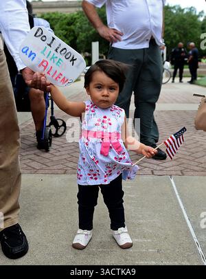 5 gennaio 2012 - Charlotte, NC, USA - Sarai Martinez, 1 anno, tiene un cartello durante una giornata di resistenza per alzare la voce di tutti coloro che sono emarginati e non vengono ascoltati dai leader della città, dello stato e nazionali lunedì 1 maggio 2017 a Charlotte, N.C. (immagine di credito: © Jeff Siner/TNS via ZUMA Wire) Foto Stock