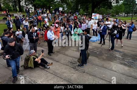 5 gennaio 2012 - Charlotte, North Carolina, USA - Oliver Merino con Comunidad Colectiva parla alle persone riunite al Marshall Park lunedì 1 maggio 2017 a Charlotte, N.C. le persone si sono riunite al parco per una giornata di raduno della resistenza che doveva essere un giorno per alzare la voce di tutti coloro che sono emarginati e non vengono ascoltati dai leader della città, dello stato e nazionali. (Immagine di credito: © Jeff Siner/TNS tramite filo ZUMA) Foto Stock