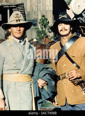 L'attore PATRICK SWAYZE interpreta Orry Main e l'attore DANE ANDREW come ufficiale di cavalleria confederata nella miniserie TV di David Wolper 'North and South Book II' diretta da Kevin Connor. Nella foto sul set al Golden Oak Ranch di Walt Disney (immagine di credito: Dane Andrew/ZUMAPRESS.com) Foto Stock