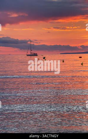 Barca a vela al tramonto, Palma de Mallorca, Maiorca, isole Baleari, Spagna Foto Stock
