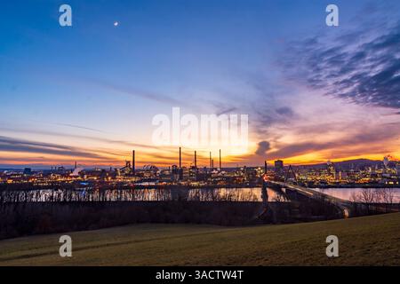 Linz, fiume Donau (Danubio), ponte ferroviario, ponte stradale Steyregger Brücke, acciaierie Voestalpine, parco chimico Chemiepark Linz (a destra) a Linz an der Donau, alta Austria, Austria Foto Stock