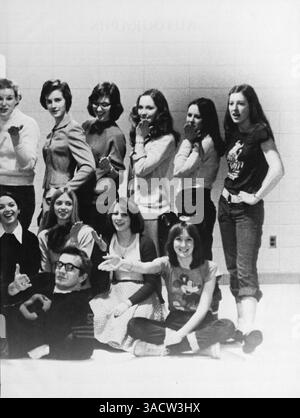 Questo annuario della Jefferson High School, "Revolution 75", registra i risultati accademici, extracurricolari e atletici degli studenti e delle facoltà dell'anno scolastico 1974-1975. Foto Stock