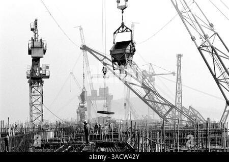 16 ottobre 2002; fiume Yangtze, CINA; il progetto della diga delle tre gole, la più grande diga idroelettrica del mondo, in avvicinamento al completamento nella Cina centrale sul fiume Yangtze, porterà alla creazione di un gigantesco lago artificiale e immergerà centinaia di antiche città, villaggi e importanti siti archeologici, oltre a sfollare fino a 2 milioni di persone. Nella foto: Versamento di calcestruzzo sulla sommità della diga. (Immagine di credito: Jeffrey A. Austin/ZUMAPRESS.com) Foto Stock