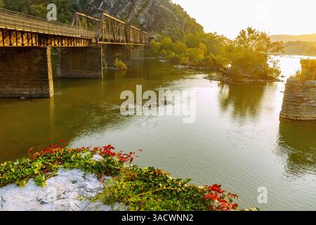 Vista dal punto di confluenza dei fiumi Shenandoah e Potomac e dal ponte ferroviario di Harpers Ferry, Jefferson County, West Virginia, USA Foto Stock