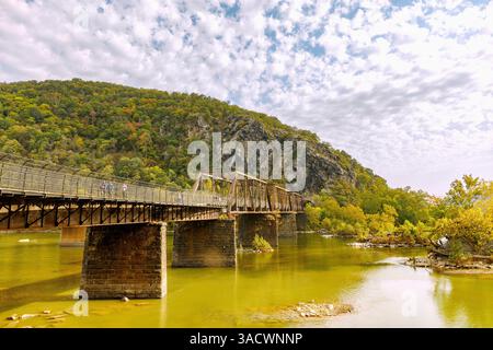 Ponte pedonale sull'Appalachian Trail fino al punto panoramico di Maryland Heights nell'Harpers Ferry National Historical Park, alla confluenza dei fiumi Shenandoah e Potomac, Jefferson County, West Virginia, USA Foto Stock