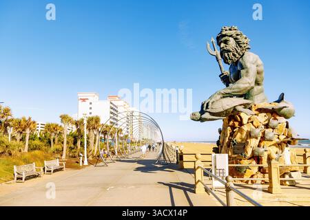 Statua in bronzo del re Nettuno e passeggiata sul lungomare di Virginia Beach, Princess Anne County, Virginia, Stati Uniti Foto Stock