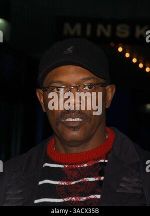 10 gennaio 2005; New York, NY, Stati Uniti; SAMUEL L. JACKSON parte dopo la sua apparizione al TRL di MTV a Times Square. (Immagine di credito: Dan Herrick/ZUMAPRESS.com) Foto Stock