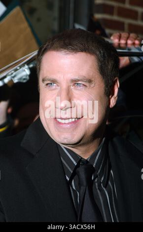 24 febbraio 2005; New York, NY, Stati Uniti; JOHN TRAVOLTA lascia il 'Late Show: with David Letterman' al ed Sullivan Theater. (Immagine di credito: Dan Herrick/ZUMAPRESS.com) Foto Stock