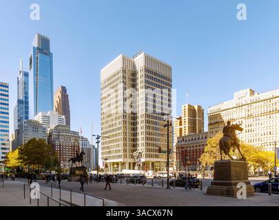 Statua equestre del maggiore generale John Fulton Reynolds su JFK Boulevard e vista del grattacielo del Comcast Center e del Center Municipal Services Building nel centro di Filadelfia nel Parkway Museums District di Filadelfia, Pennsylvania, USA Foto Stock