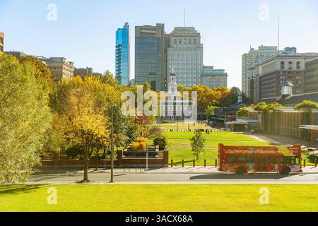 Vista dell'Independence Hall e del Liberty Bell Center dal National Constitution Center nello storico quartiere Waterfront di Philadelphia, Pennsylvania, Stati Uniti Foto Stock