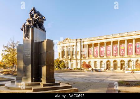 Biblioteca gratuita e Shakespeare Memorial su Logan Square nel Parkway Museums District di Philadelphia, Pennsylvania, Stati Uniti Foto Stock