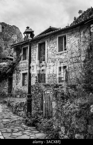 Case pittoresche nel villaggio di Caino de Valdeon, alla fine del sentiero escursionistico della gola di Cares nei monti Picos de Europa nelle Asturie, nel nord della Spagna Foto Stock