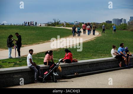 Washington, Stati Uniti. 4 aprile 2025. I visitatori camminano lungo i numerosi sentieri che si trovano sul National Mall il 4 aprile 2025 a Washington DC il numero di persone che visitano la città esplode quando il tempo inizia a riscaldarsi ogni primavera. (Foto di Samuel Corum/Sipa USA) credito: SIPA USA/Alamy Live News Foto Stock