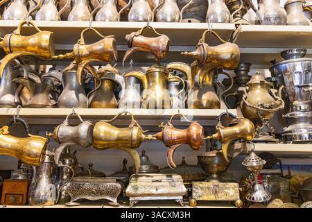 Arabia Saudita, provincia della Mecca, Jeddah. Caffettiere antiche in ottone, rame e stagno nel quartiere di al-Balad. (Solo per uso editoriale) Foto Stock