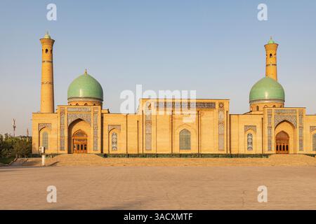 Tashkent, Uzbekistan, Asia centrale. Moschea Khazrati Imam nel complesso Hazrati Imam a Tashkent. Foto Stock