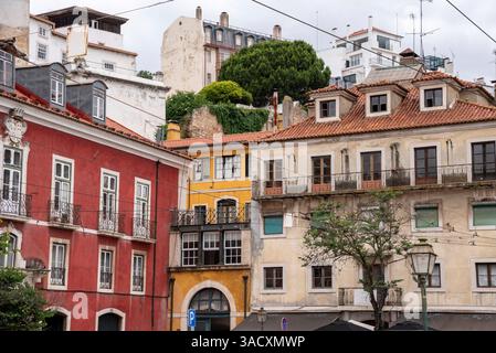 Tradizionali e pittoresche case residenziali nel quartiere Alfama di Lisbona, Portogallo Foto Stock
