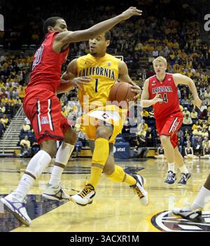 2 febbraio 2012 - Berkeley, CA, USA - Justin Cobbs (1) di CAL guida contro Jordin Mayes dell'Arizona, a sinistra, nel primo tempo all'Haas Pavilion di Berkeley, California, giovedì 2 febbraio 2012. (Immagine di credito: © Ray Chavez/Oakland Tribune/MCT/ZUMAPRESS.com) Foto Stock