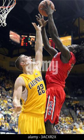 2 febbraio 2012 - Berkeley, CA, USA - JESSE PERRY dell'Arizona, a destra, guadagna un rimbalzo davanti a Cal HARPER KAMP (22) nel primo tempo all'Haas Pavilion di Berkeley giovedì. (Immagine di credito: © Ray Chavez/Oakland Tribune/MCT/ZUMAPRESS.com) Foto Stock