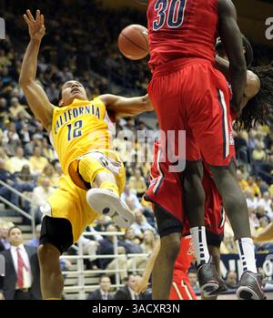 2 febbraio 2012 - Berkeley, CA, USA - Cal Brandon Smith (12) perde il suo saldo sulla sua corsa al cerchio contro Arizona nel primo tempo all'Haas Pavilion di Berkeley, California, giovedì 2 febbraio 2012. (Immagine di credito: © Ray Chavez/Oakland Tribune/MCT/ZUMAPRESS.com) Foto Stock