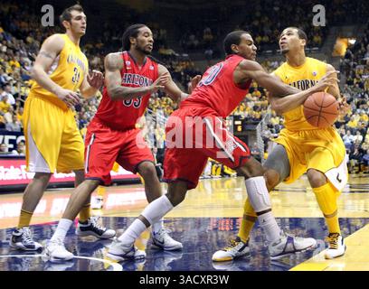2 febbraio 2012 - Berkeley, CA, USA - Call's Justin Cobbs, Right, viene fusa da Jordin Mayes (20) dell'Arizona nel primo tempo all'Haas Pavilion di Berkeley, California, giovedì 2 febbraio 2012. (Immagine di credito: © Ray Chavez/Oakland Tribune/MCT/ZUMAPRESS.com) Foto Stock