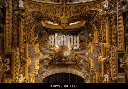 Braga, Portogallo, dettaglio artistico del soffitto con un magnifico organo nella navata della cattedrale di Braga, Portogallo Foto Stock