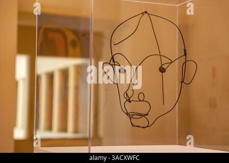 Porto, Portogallo, scultura disegnata da Alexander Calder che mostra un ritratto di Joan Miro, esposta nella Casa de Serralves di Porto, Portogallo Foto Stock