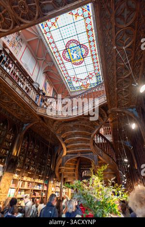Porto, Portogallo, soffitto splendidamente decorato nella libreria Lello di Porto, Portogallo Foto Stock