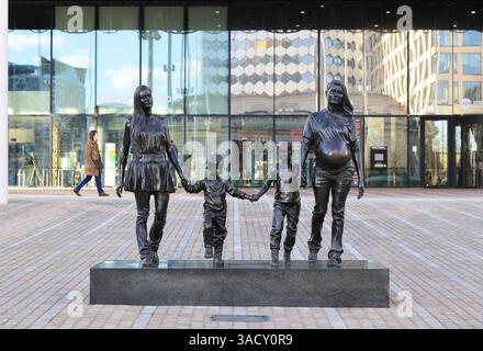 Gillian Waring's A Real Birmingham Family 2014, la famiglia Jones, 2 sorelle e i loro figli selezionati per essere il soggetto di una scultura pubblica. Foto Stock