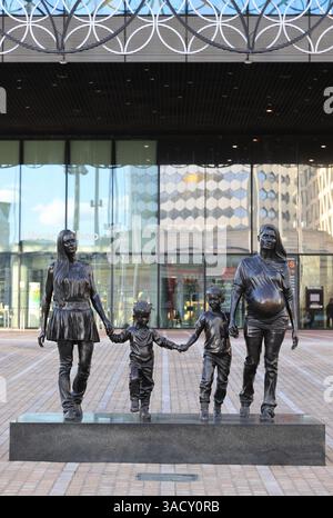 Gillian Waring's A Real Birmingham Family 2014, la famiglia Jones, 2 sorelle e i loro figli selezionati per essere il soggetto di una scultura pubblica. Foto Stock