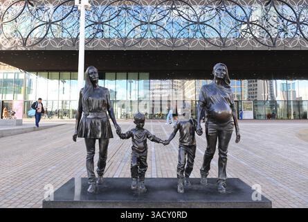 Gillian Waring's A Real Birmingham Family 2014, la famiglia Jones, 2 sorelle e i loro figli selezionati per essere il soggetto di una scultura pubblica. Foto Stock