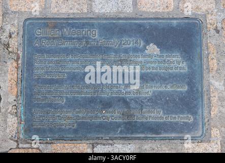 Gillian Waring's A Real Birmingham Family 2014, The Jones Family, 2 sorelle e i loro figli selezionati per essere il soggetto di una scultura pubblica. Foto Stock