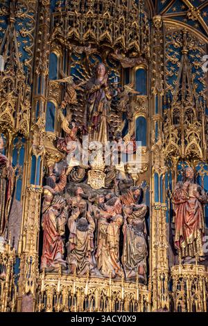 Coimbra, Portogallo, dettaglio architettonico con la Santa Maria sull'altare barocco della vecchia cattedrale di Coimbra, Portogallo Foto Stock