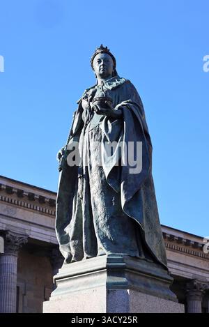 Sole invernale su Victoria Square, il punto focale del centro città, sede del municipio e della Council House, Birmingham, West Midlands, Regno Unito Foto Stock
