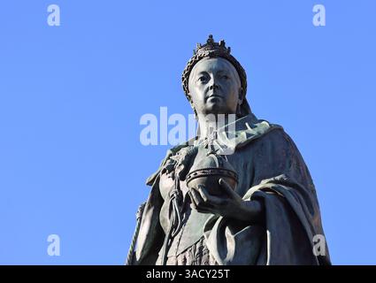 Sole invernale su Victoria Square, il punto focale del centro città, sede del municipio e della Council House, Birmingham, West Midlands, Regno Unito Foto Stock
