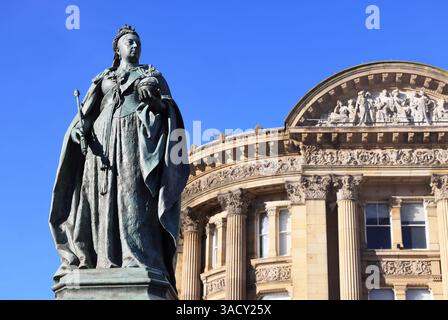 Sole invernale su Victoria Square, il punto focale del centro città, sede del municipio e della Council House, Birmingham, West Midlands, Regno Unito Foto Stock